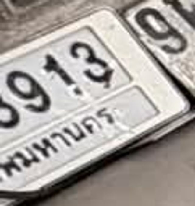 913
