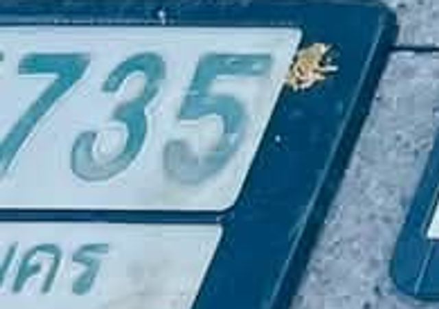 735